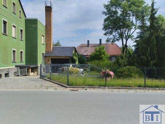 Einfahrt und Hausgarten