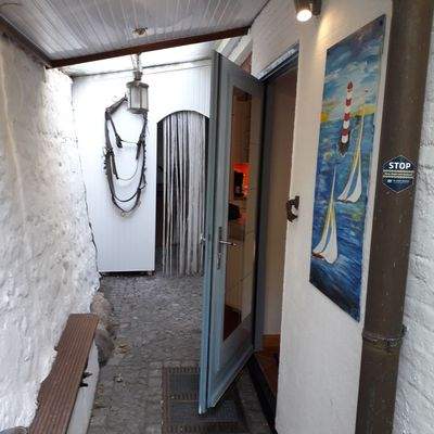 Umdrehen u. hinein, hier gleich rechts