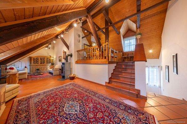 Einheit im Obergeschoss: weitläufiger Wohnbereich