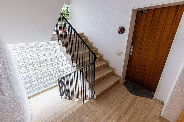 Treppenhaus_Wohnungstüre