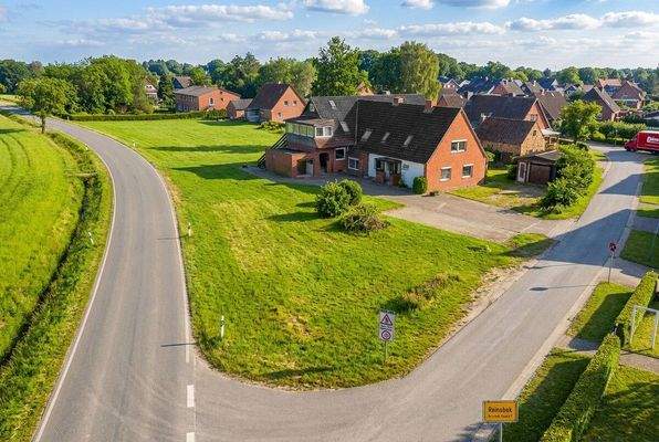 Außen mit Grundstück