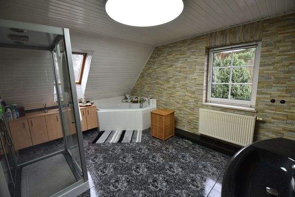 Hauptbad im Dachgeschoss