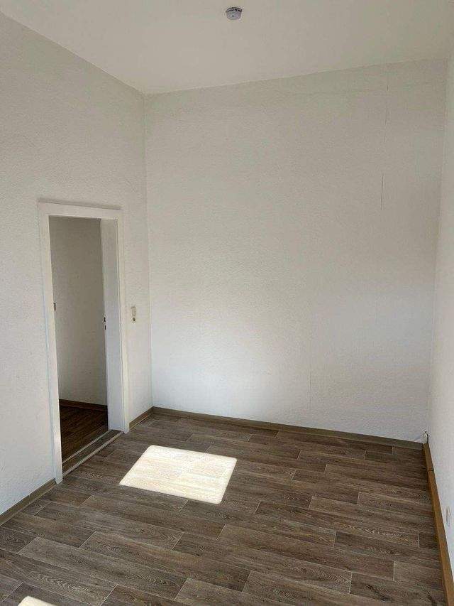 Bezahlbare 2-Raum-Wohnung inkl. Einbauküche – zentrale Lage in Crimmitschau - Photo 3