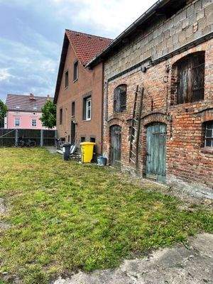 Blick zur Strasse und Eingang zum Wohngebäude