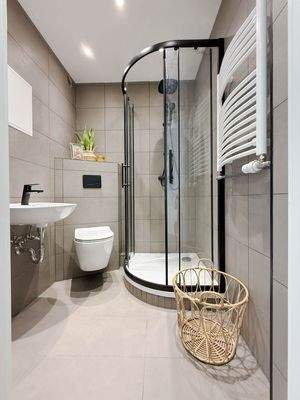 Bad mit Dusche und Waschgeräteanschluss