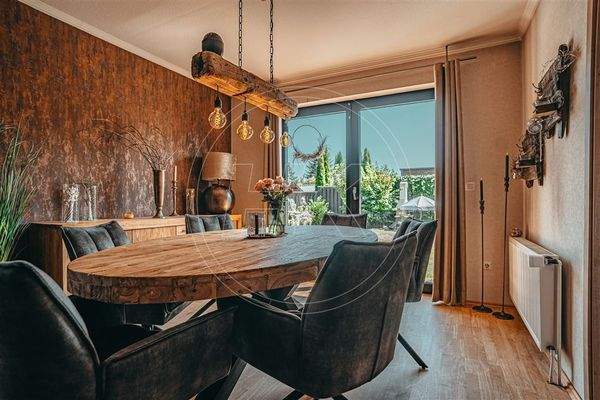 Heller Essbereich mit Ausblick