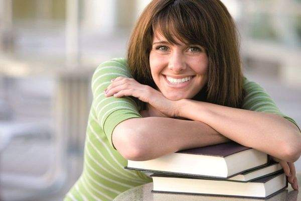 jungeFrau,Studentin,Bücher.jpg
