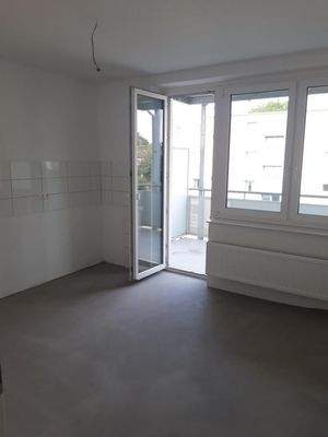 große Küche mit Balkon