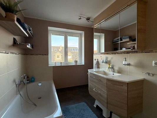 Vollbad mit Badewanne + ...