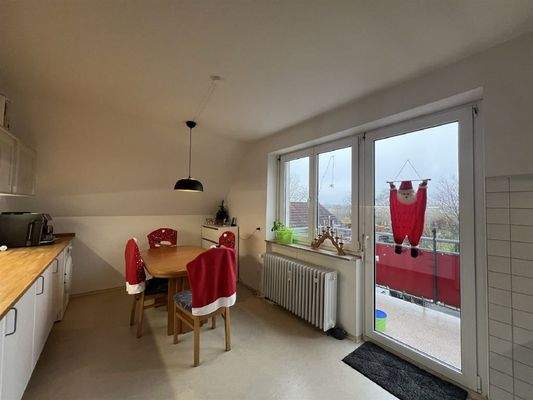 Wohnküche mit Autritt auf Balkon im OG