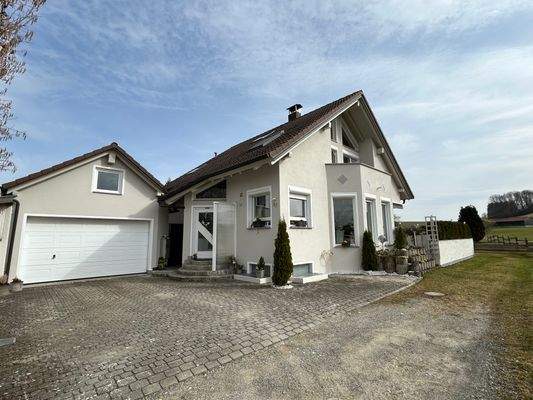 Hausansicht Eingang und Garage