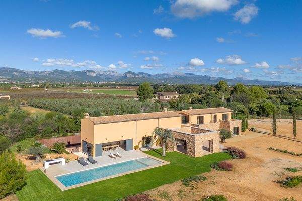 Finca mit großzügige Raumgestaltung auf zwei Ebenen