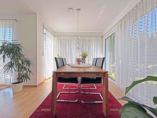 EG Esszimmer: Großer Tisch für gesellige Runden mit Familie, Freunden und Gästen