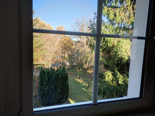 AO 3 1. OG rechts Blicke aus Wohnzimmer in Garten