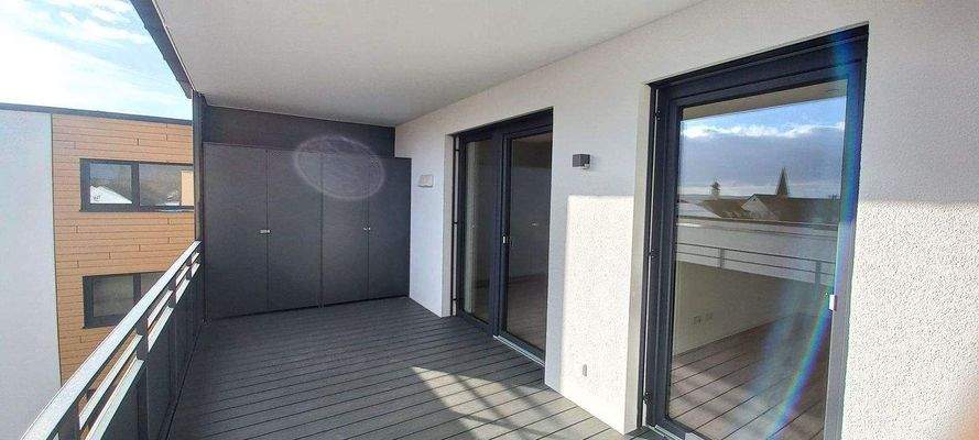 der große Balkon lädt zum Verweilen ein