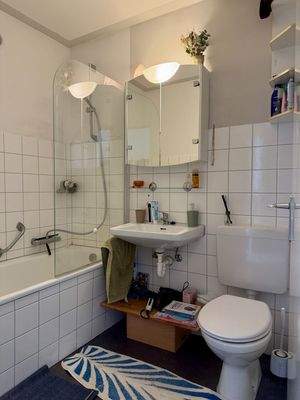 5. Badezimmer mit Badewanne in gepflegtem Zustand