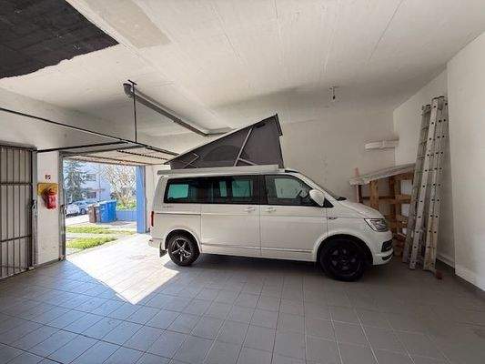 große Garage mit 2 Toren