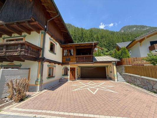 Garage und Parkplatz Ostseite