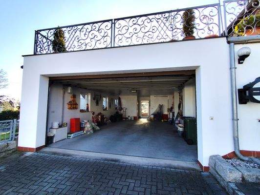 übergroße Garage mit Abstellraum und Zugang zum Garten