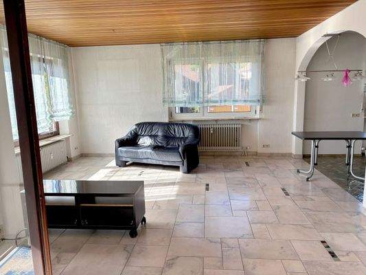 Blick in Wohn- und Essbereich ...