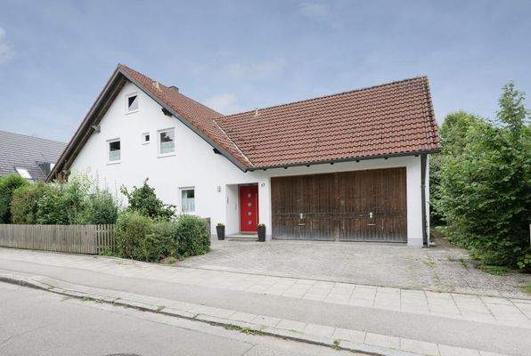 Hauseingang mit Garage – Doppelgarage mit ca. 40 m²