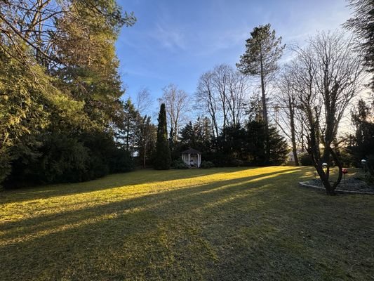 Garten mit Pavillion