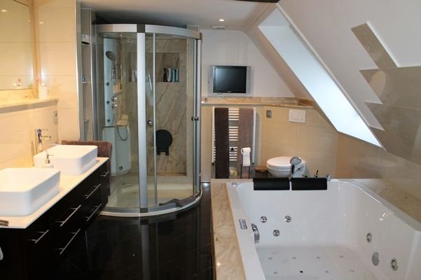 Badezimmer mit Whirlpool-Badewanne