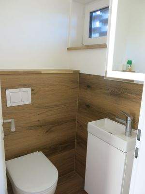 modernes G-WC mit Fenster