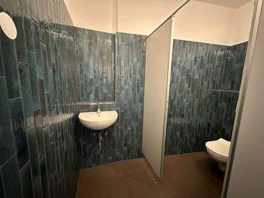 Neu geflieste Sanitäre Anlage.jpg