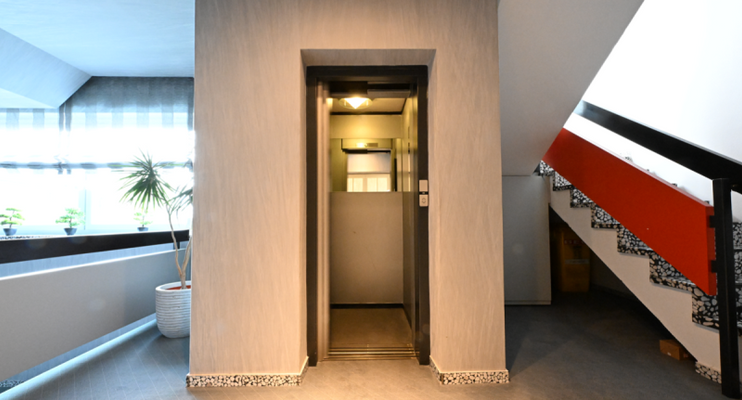 Treppenhaus / Fahrstuhl