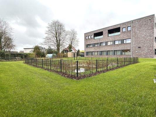 Blick auf Regenrückhaltebecken u. Gemeinschaftsgarten