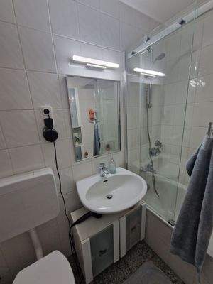 Badezimmer mit Glasduschwand