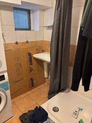 Waschküche mit Dusche u. Waschtisch.JPG