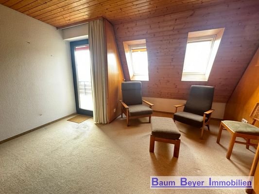 Zimmer mit Balkon im Obergeschoss