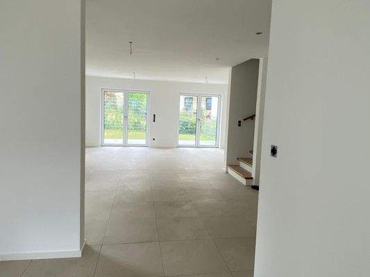 Blick v.d. Küche zur Terrasse.jpeg