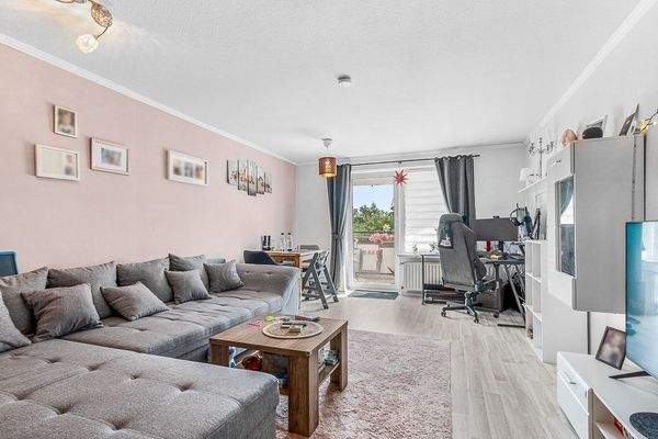 Wohnzimmer mit Balkonzugang