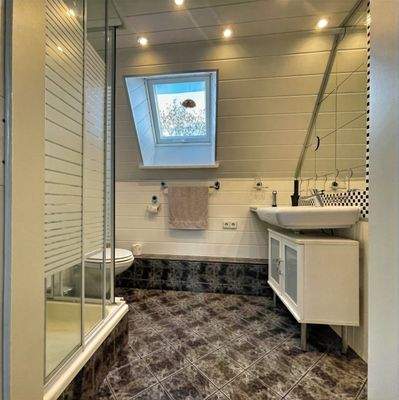 DG Badezimmer mit großer Dusche