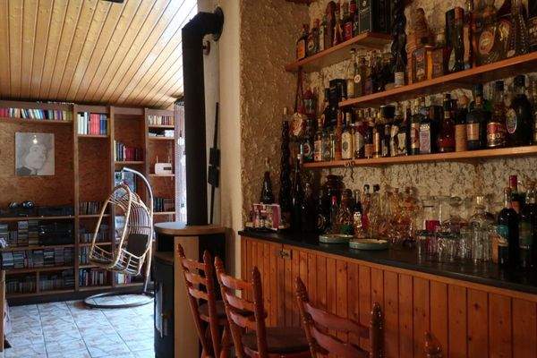 BAR im Eingangsbereich obere Wohnebene