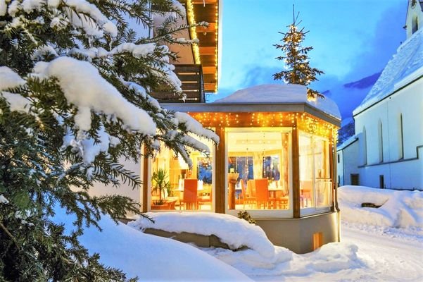 Wintergarten des Restaurants mit Sitzmöglichkeiten und toller Aussicht 