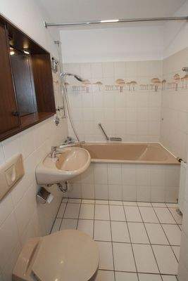 freundliches Bad mit Hänge-WC