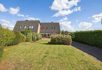 Frontansicht auf das Haus mit großem Vorgarten