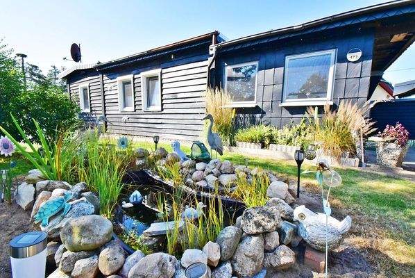 Gartenansicht mit kleinem Teich