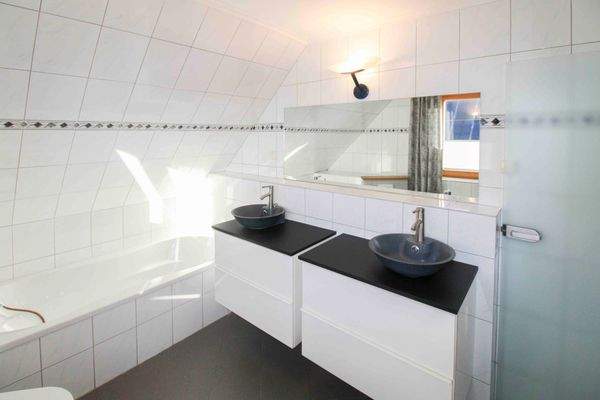 Badezimmer mit Badewanne