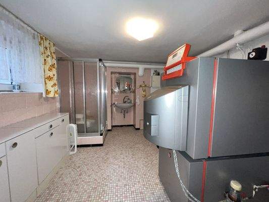 Kellerraum mit Heizung u. Sanitär