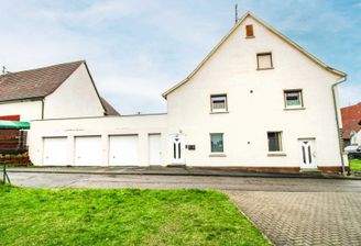 Haus Vorderansicht + Garagen