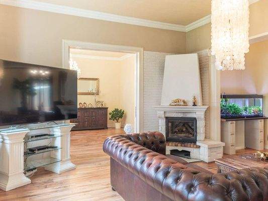 Wohnzimmer mit Kamin
