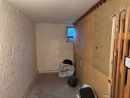 Kellerraum mit Fenster