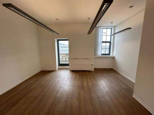 Büro mit Balkonzugang