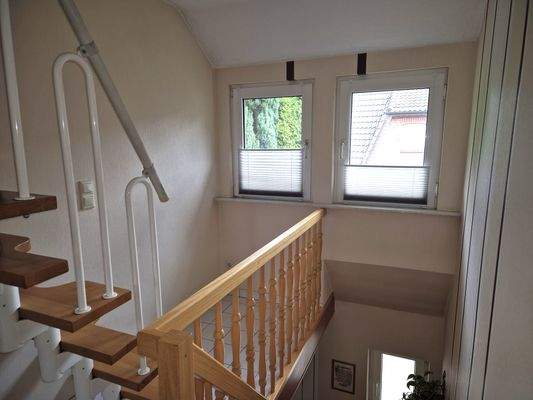 Treppenhaus m. Treppe zum Spitzboden