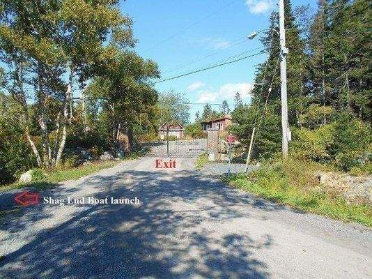 zur Bootsrampe für Anlieger